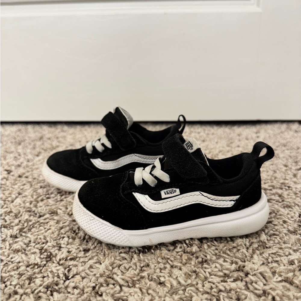 Vans Ultrarange Toddler 6.5 Black and White Sneakers